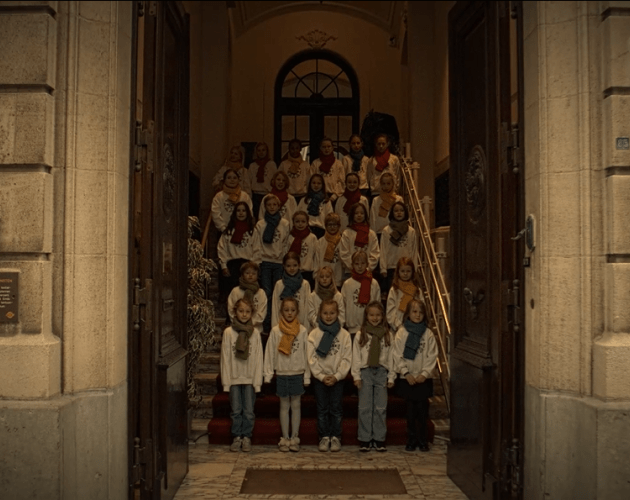 Kinderkoor zichtbaar door de openstaande deuren van het Huis van de Sint