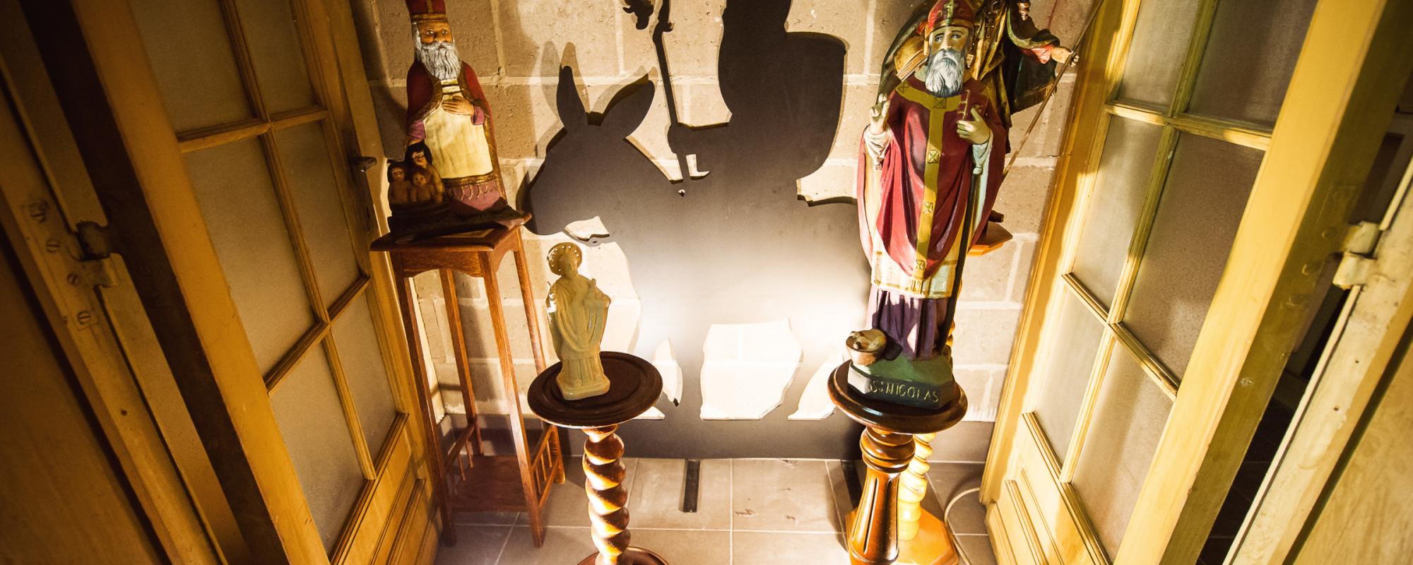 Beeldjes van Sinterklaas in het Huis van de Sint